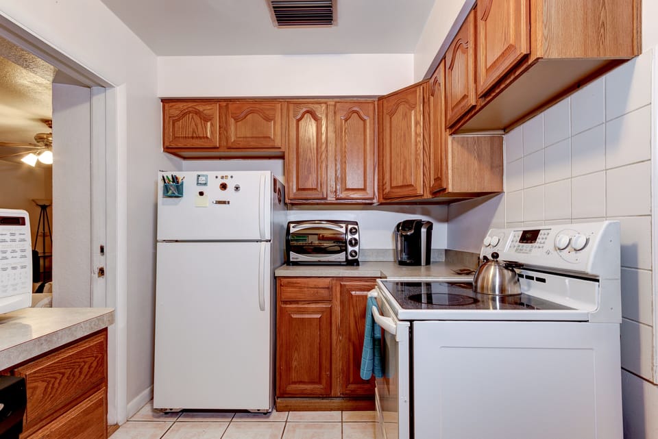 Flat top stove,  microwave, dishwasher. It's all here. Toaster is too!