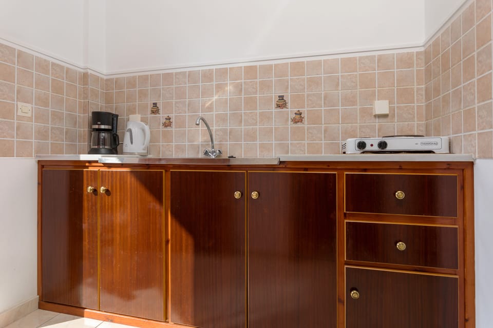 Comfort Apartment | Private kitchenette | Mini-fridge, stovetop, coffee/tea maker, electric kettle