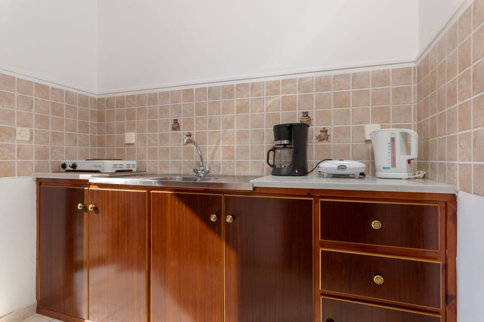 Comfort Apartment | Private kitchenette | Mini-fridge, stovetop, coffee/tea maker, electric kettle