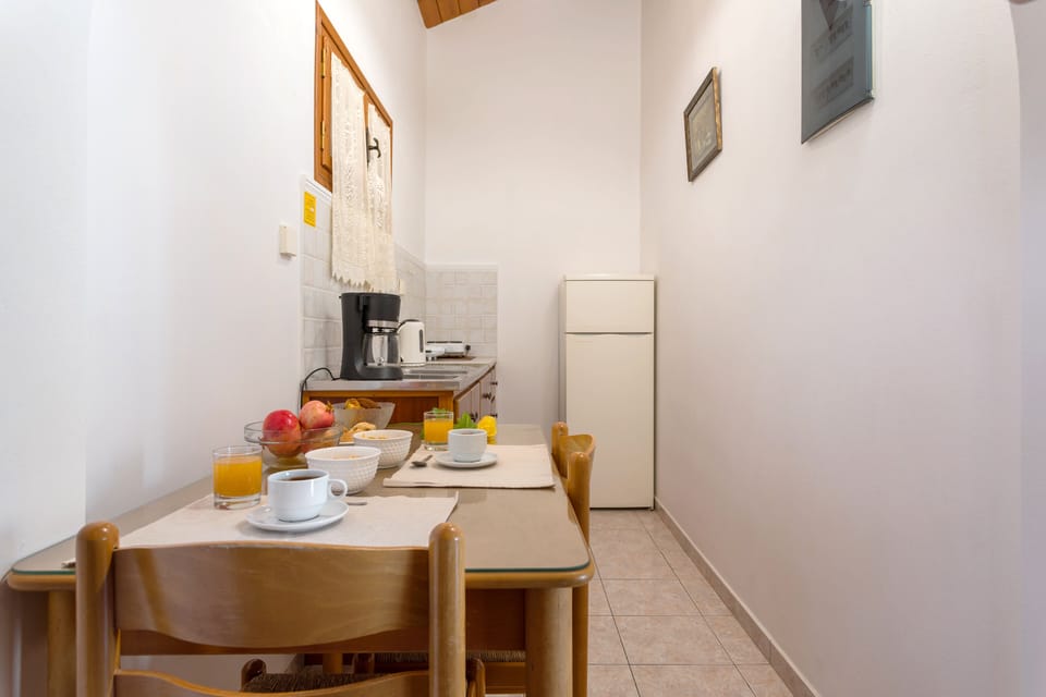 Family Apartment | Private kitchenette | Mini-fridge, stovetop, coffee/tea maker, electric kettle