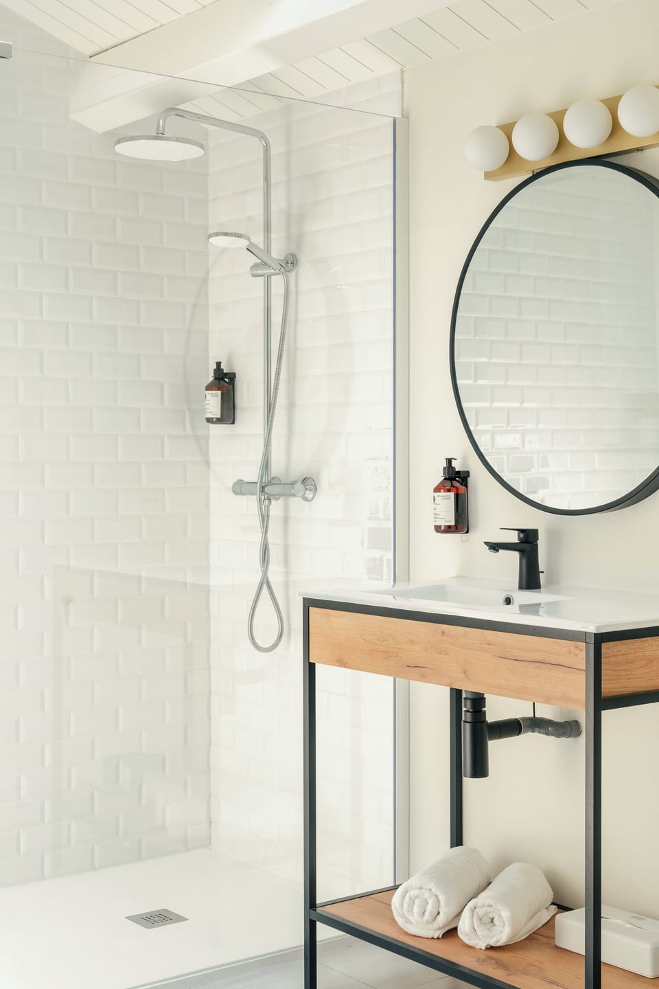 Apartment, 2 Bedrooms | Bathroom | Free toiletries, hair dryer, towels