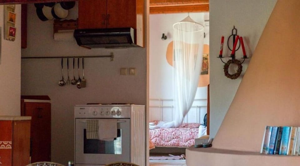 Fridge, microwave, oven, coffee/tea maker