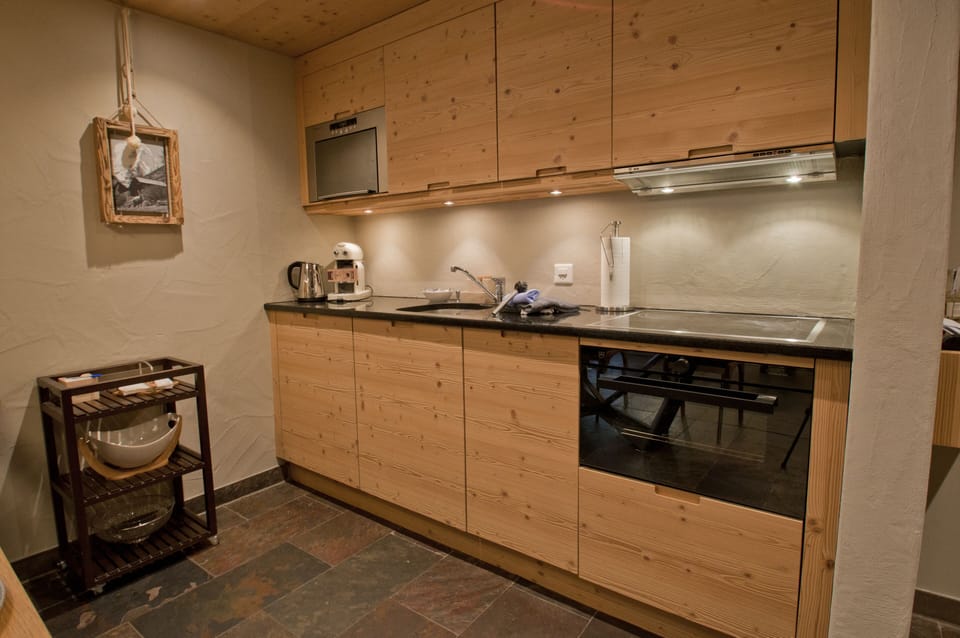 Deluxe Apartment | Private kitchen | Fridge, oven, stovetop, dishwasher