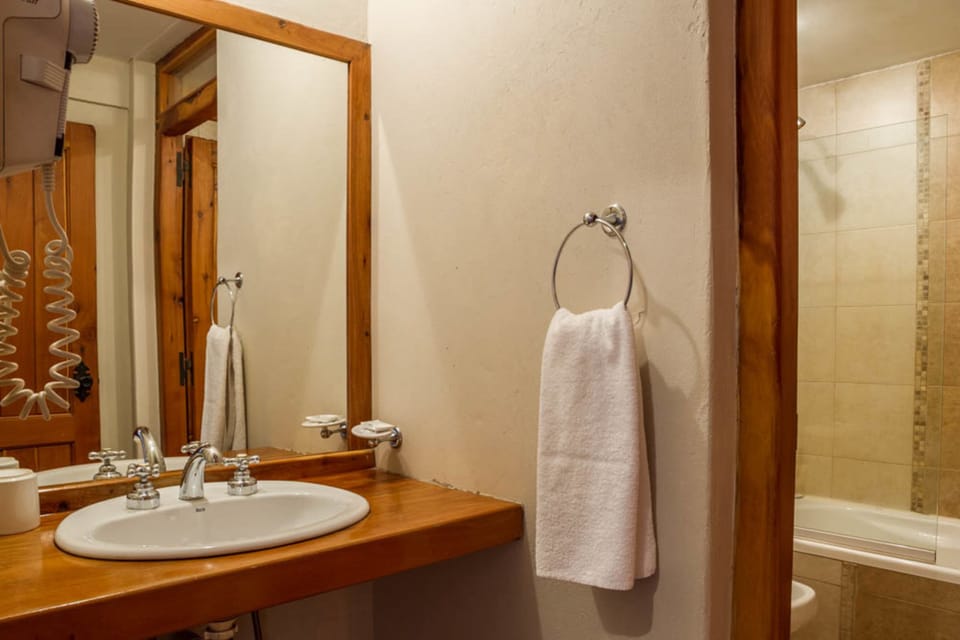 Superior Room, Lake View | Bathroom | Combined shower/tub, free toiletries, hair dryer, bidet