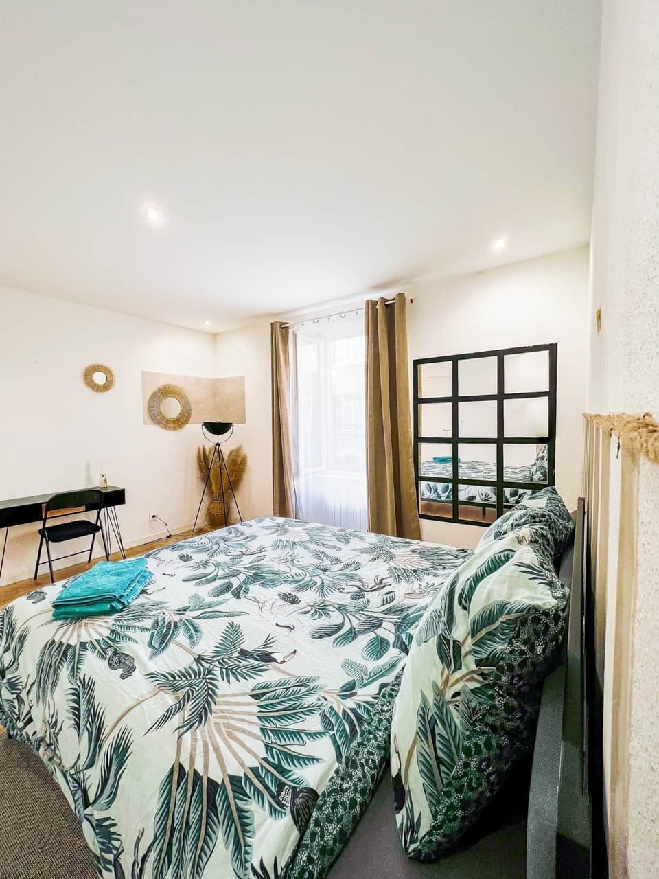 Bedroom with comfortable bed 160x190cm 4-min