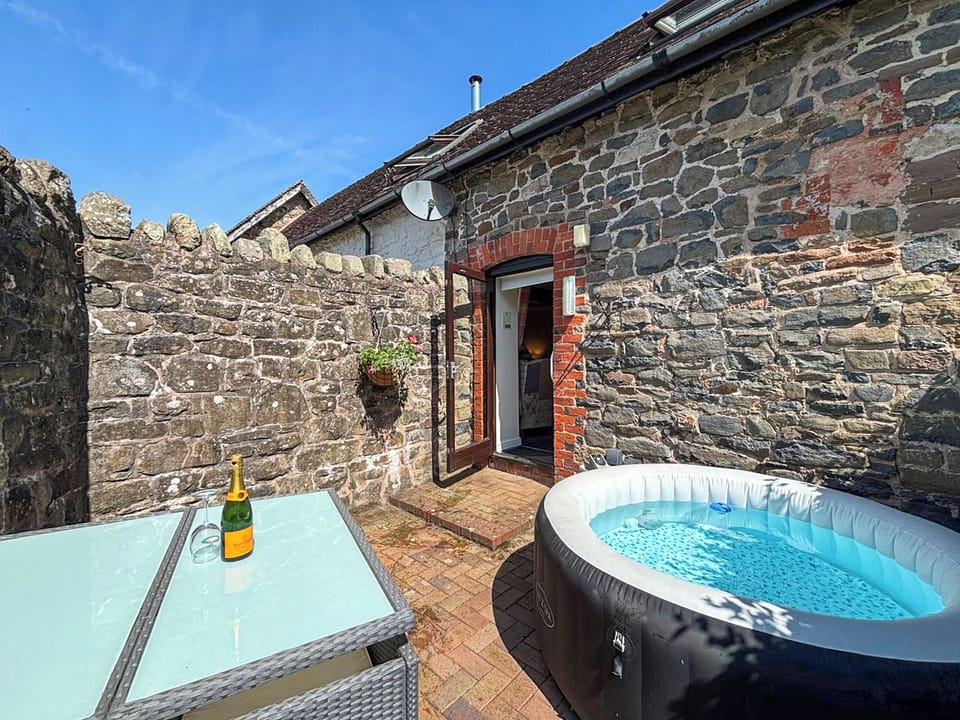 Hot tub | Boyne Arms Cottage, Burwarton, near Bridgnorth