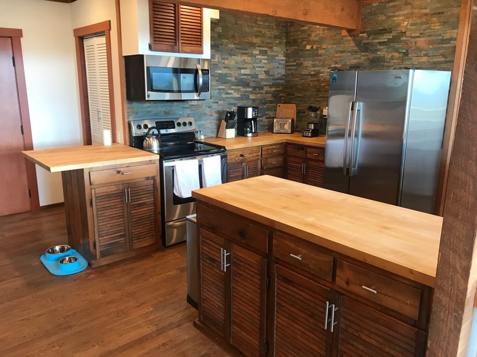 Full-sized kitchen with loads of counter space, and bowls for well behaved dogs.