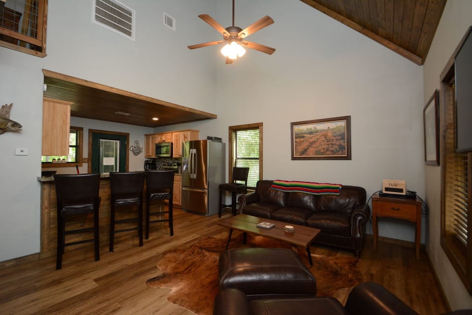 Rustic yet elegant-Living room with comfortable leather furniture.