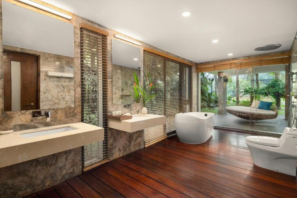 Deep soaking tub, free toiletries, hair dryer, bathrobes
