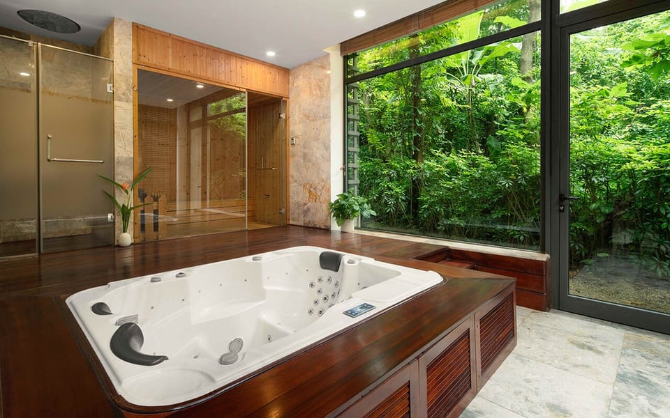 Deep soaking tub, free toiletries, hair dryer, bathrobes