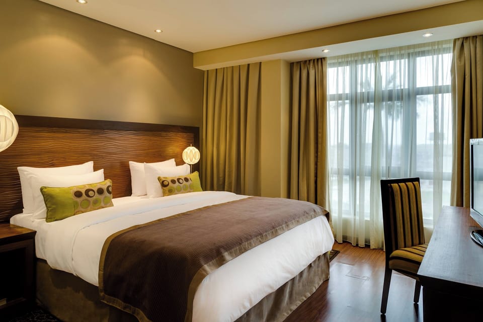 Room, 1 Queen Bed, Smoking | Premium bedding, down comforters, minibar, in-room safe