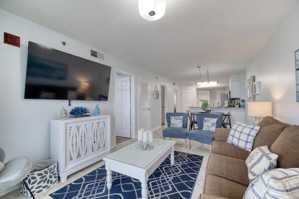 Tradewinds 805, 2 bedroom 2 bathroom, 8th floor, sleeps 7. Managed by Island Rentals.