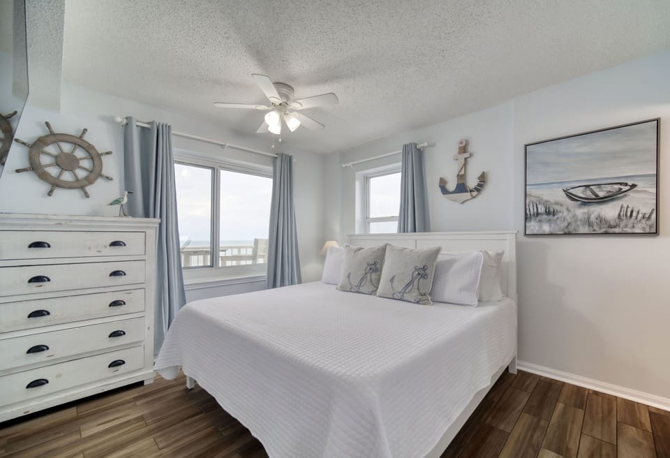 Tradewinds 805, 2 bedroom 2 bathroom, 8th floor, sleeps 7. Managed by Island Rentals.