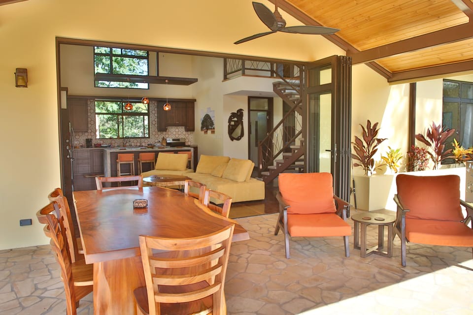 Outdoor patio with dining for 6