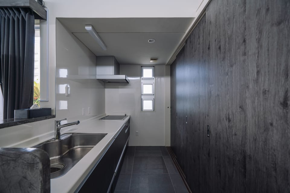 Full-size fridge, microwave, stovetop, coffee/tea maker