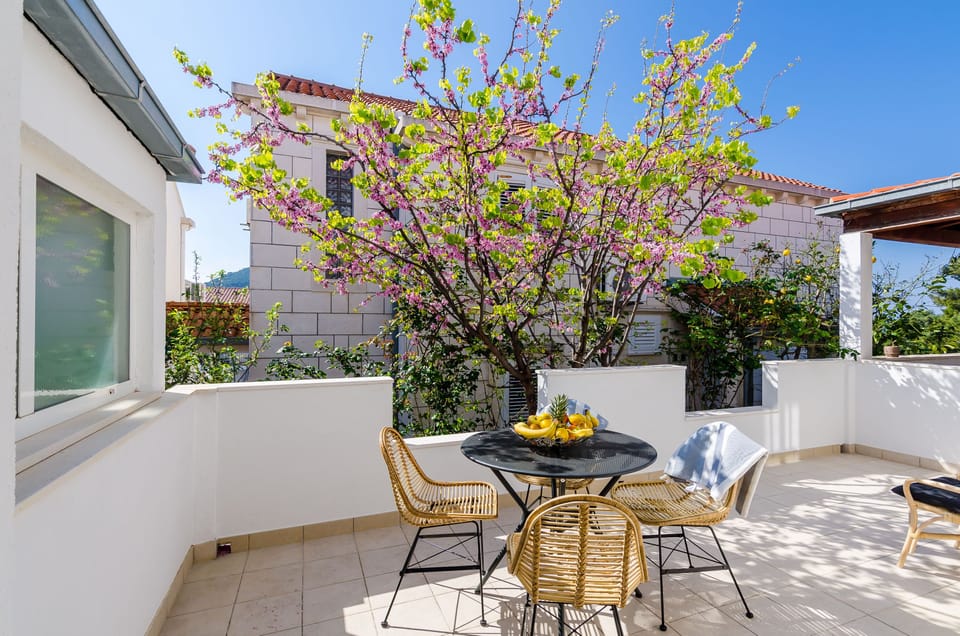 Apartment (Triplex Three-Bedroom Apartment with ) | Terrace/patio