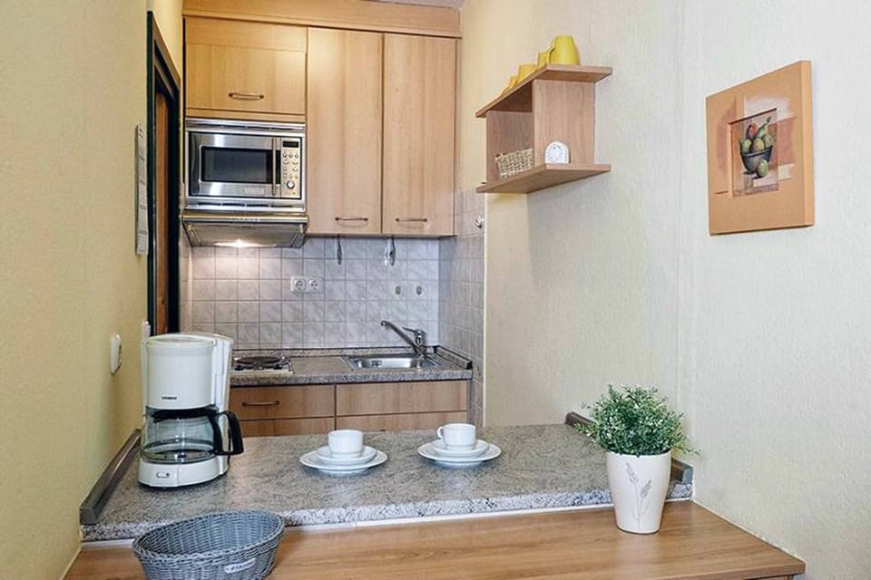 Coffee/tea maker, electric kettle, toaster, cookware/dishes/utensils