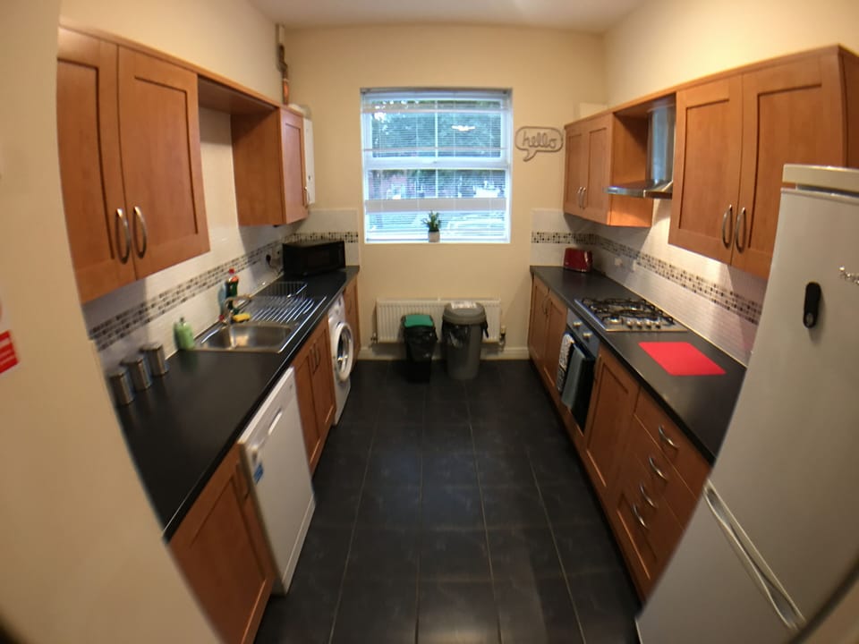 Comfort House | Private kitchen | Full-size fridge, microwave, oven, stovetop