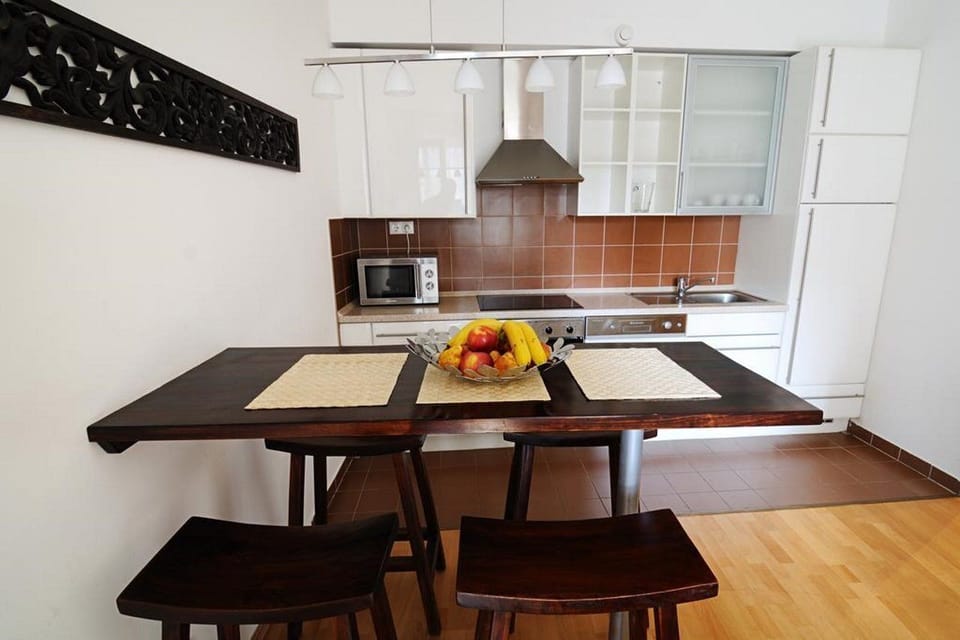Oven, stovetop, toaster, cookware/dishes/utensils