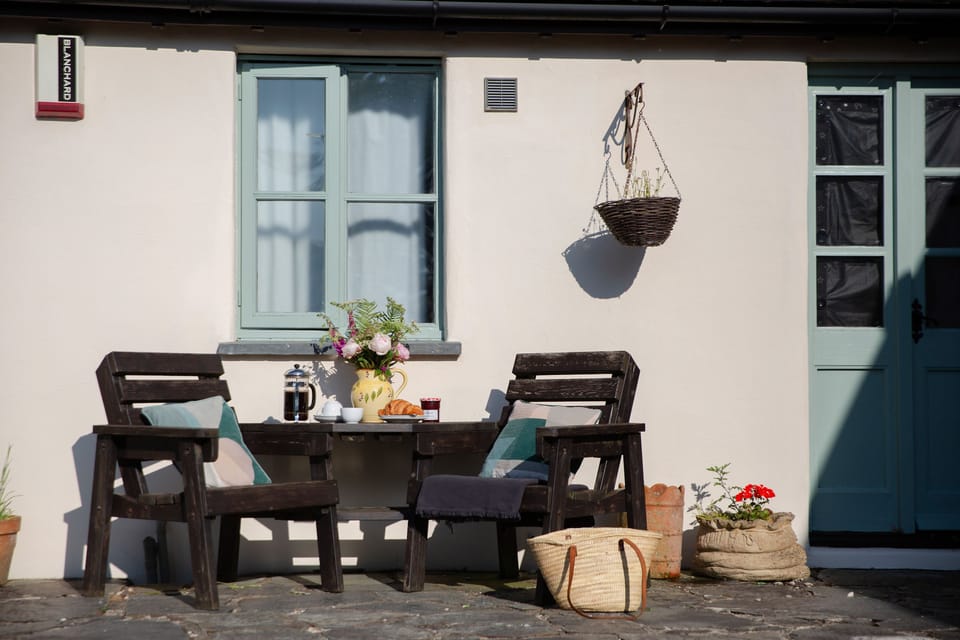 Honeysuckle Cottage - Love seat on the patio