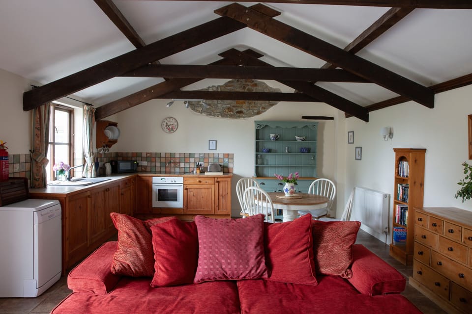 Honeysuckle Cottage - Living area with large 3 seater sofa