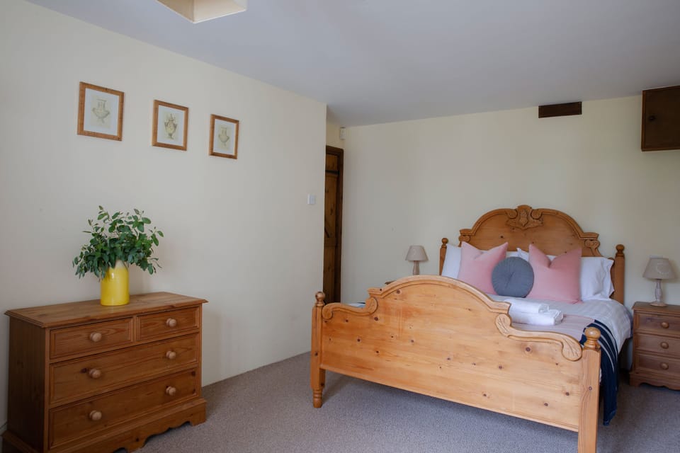 Honeysuckle Cottage - King sized double bedroom