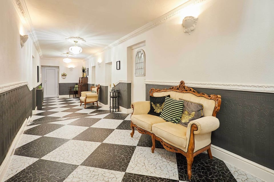 Regency Mansions Apartment, Redcar - Host & Stay