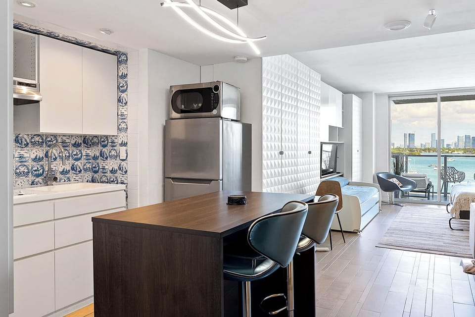 Premium Studio, 1 Queen Bed, Balcony, Bay View | Private kitchen | Mini-fridge, microwave, stovetop, coffee/tea maker