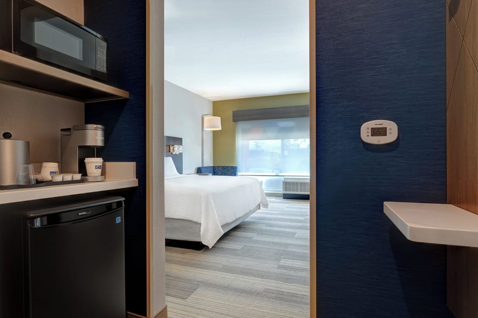 Standard Room, 1 King Bed, Accessible, Non Smoking | In-room safe, desk, laptop workspace, blackout drapes