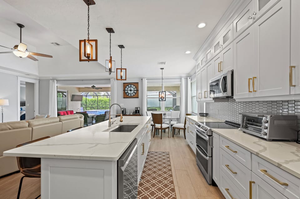 Kitchen and breakfast area