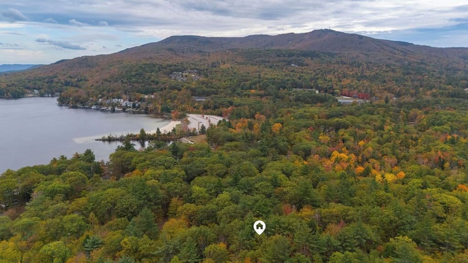 minutes from Lake Sunapee State Park with access to Lake Sunapee