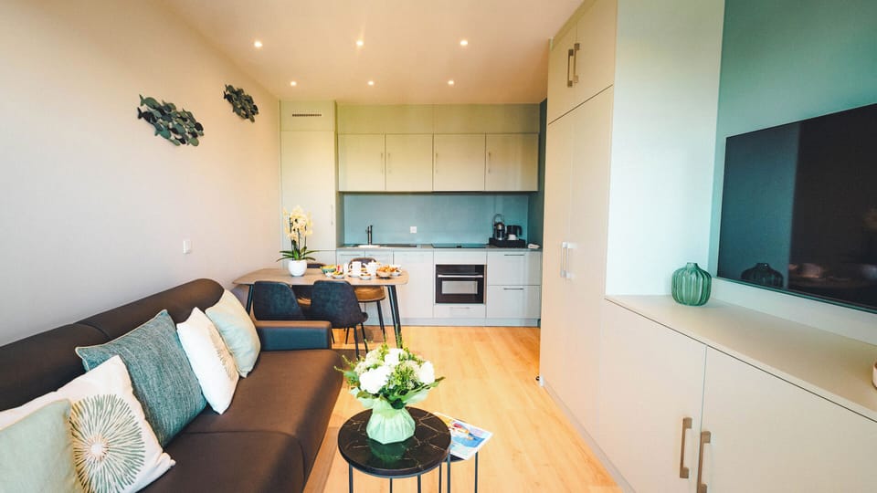 Appartement Confort avec Balcon | Living area | Flat-screen TV