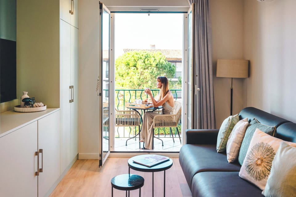 Appartement Confort avec Balcon | Living area | Flat-screen TV