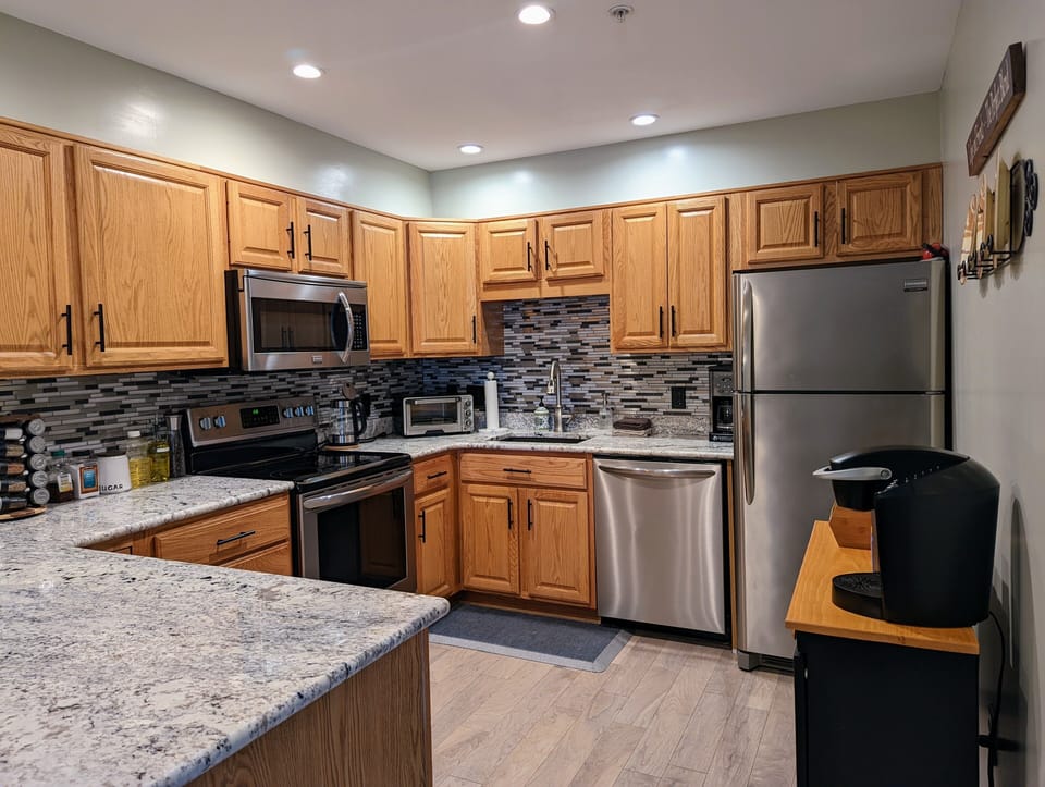 Newly updated full size kitchen 