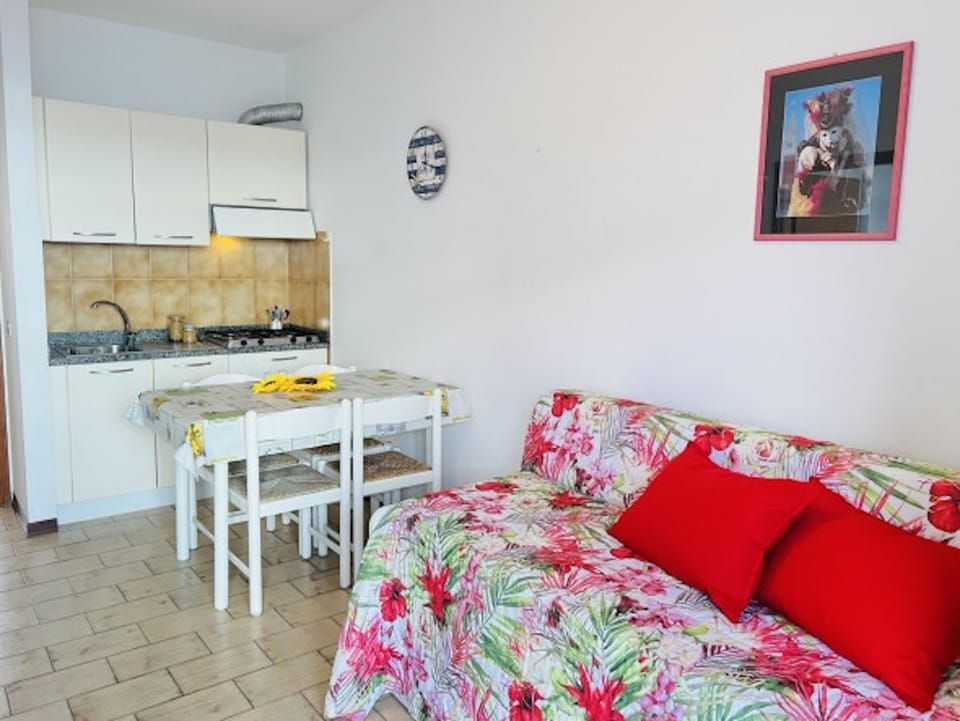 Apartment, 1 Bedroom, Balcony, City View | Interior