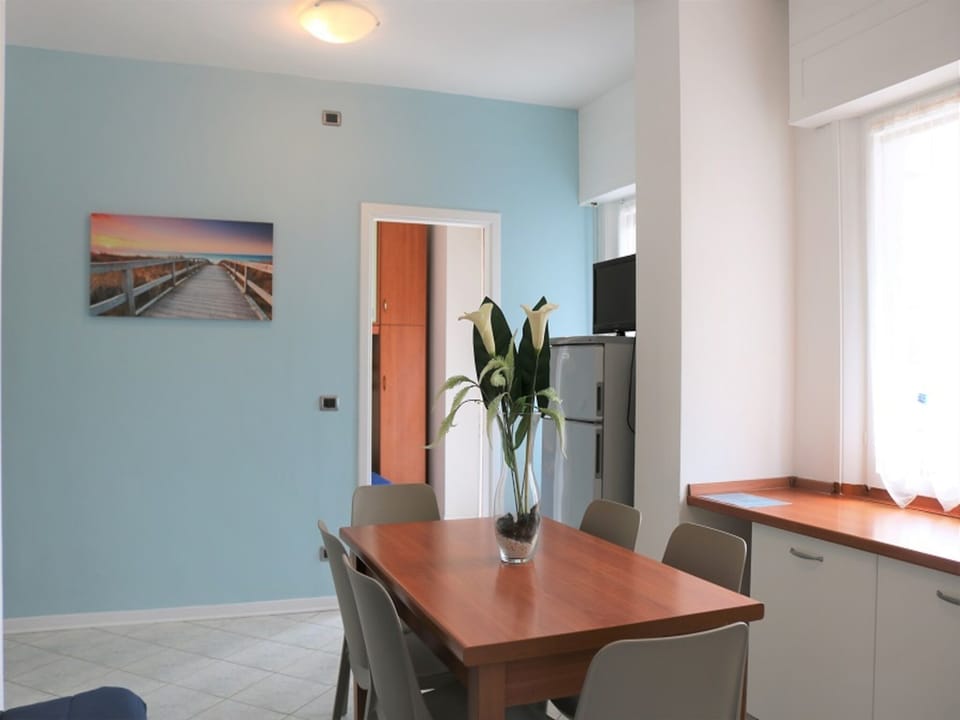 Apartment, 2 Bedrooms, Balcony, City View | Living room | TV