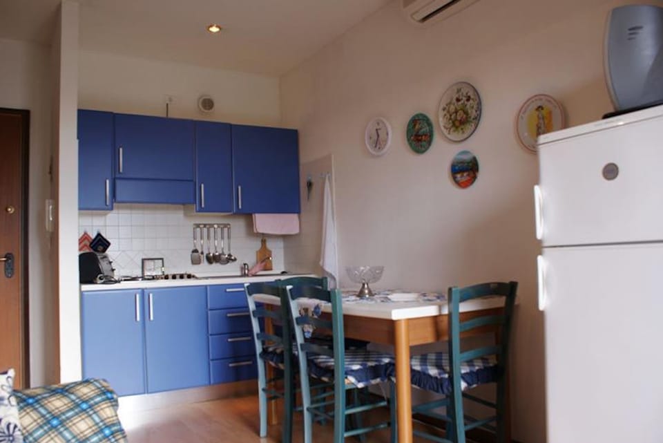 Apartment, 1 Bedroom, Balcony, Pool View | Dining room