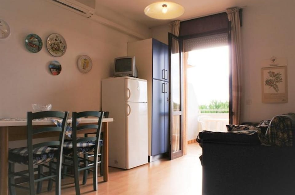 Apartment, 1 Bedroom, Balcony, Pool View | Dining room