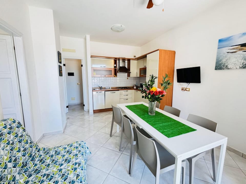 Apartment, 2 Bedrooms, Balcony, City View | Dining room