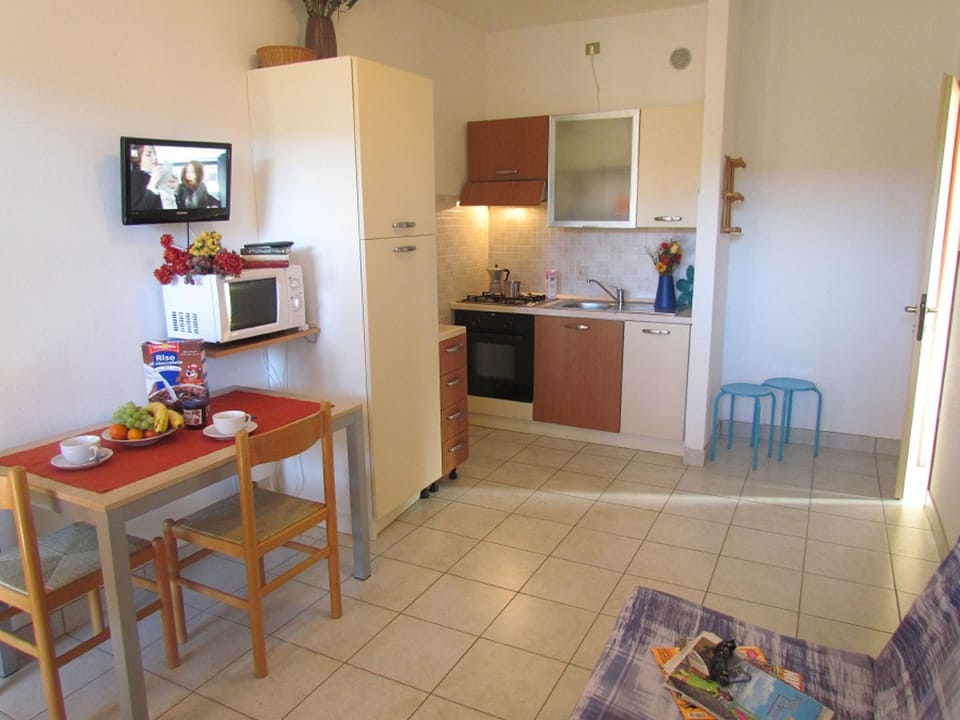 Apartment, 1 Bedroom, Balcony, Garden View | Dining