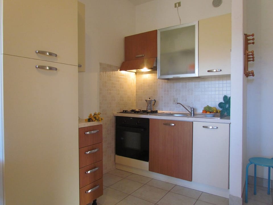 Apartment, 1 Bedroom, Balcony, Garden View | Dining