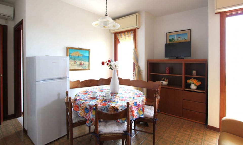 Apartment, 2 Bedrooms, Balcony, Ocean View | Dining room