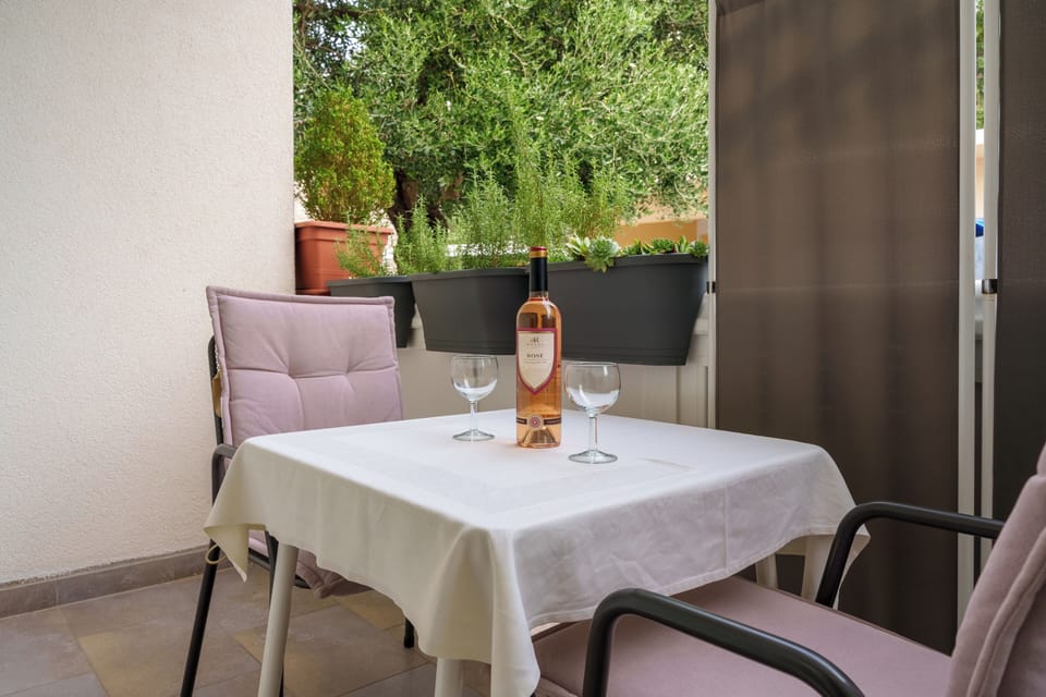 Studio, Balcony, City View | Outdoor dining