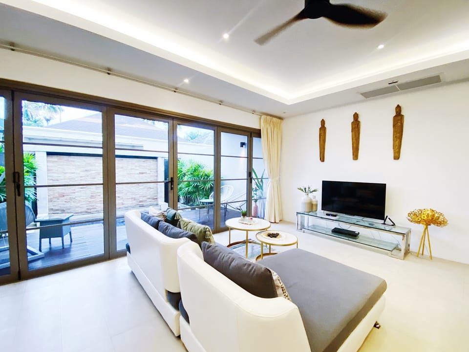 Villa, 1 Bedroom, Smoking, Private Pool | Living room | Books