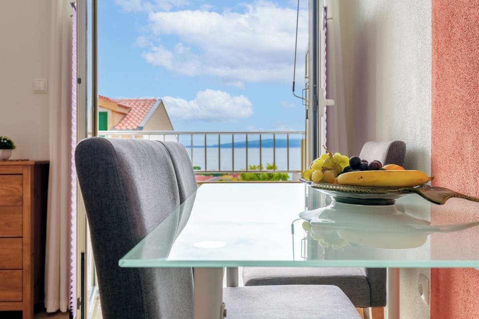 Apartment, 1 Bedroom, Balcony, City View | Dining