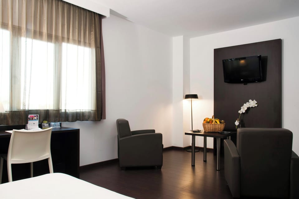 Down comforters, in-room safe, desk, blackout drapes