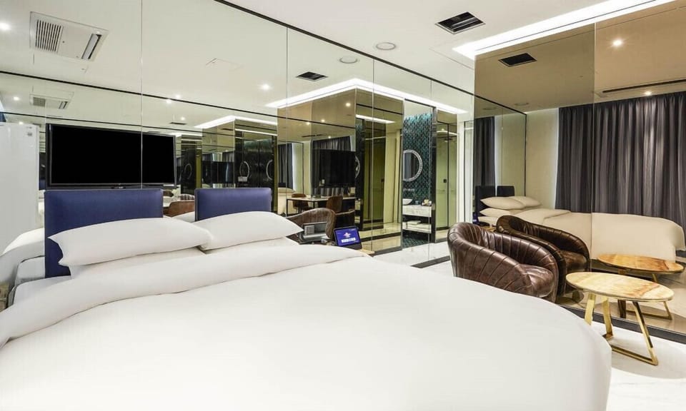 Deluxe Suite | Down comforters, individually decorated, individually furnished, desk
