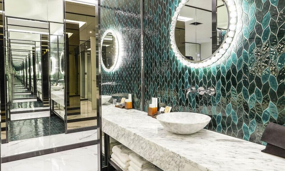 Deluxe Suite | Bathroom sink