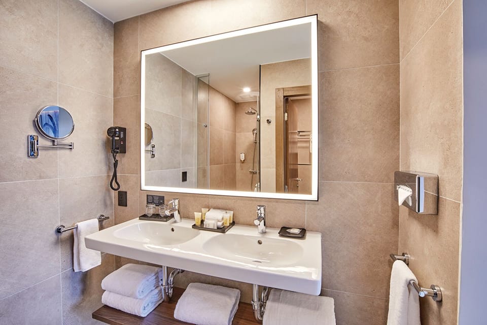 Senior Suite (Manhattan Package) | Bathroom | Eco-friendly toiletries, hair dryer, towels, soap