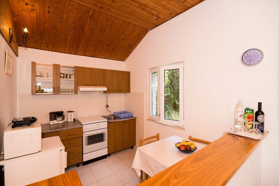 Apartment (Two-Bedroom Apartment with Balcony an) | Private kitchen | Fridge, cookware/dishes/utensils
